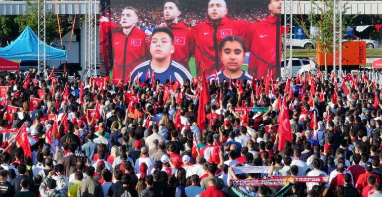 Kocaeli'de milli maçı dev ekranda izleyen binlerce kişi coşku dolu anlar yaşadı