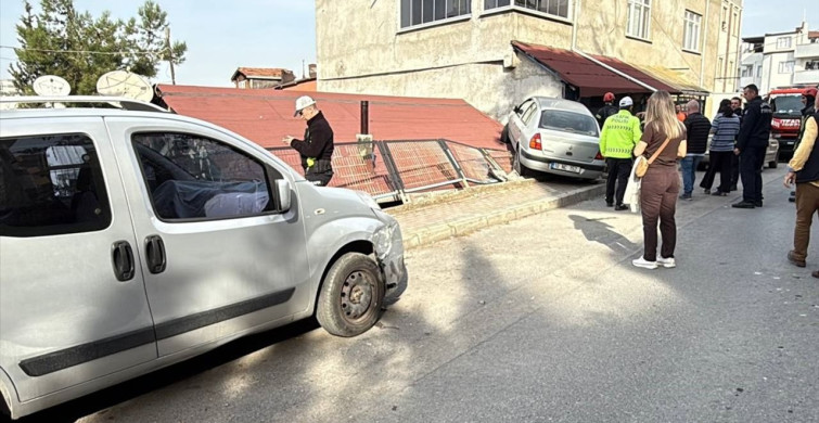 Kocaeli'de Otomobil Çatıda: Kaza Sonrası Ev Boşaltıldı