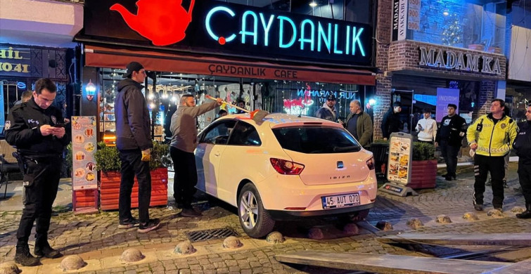 Kocaeli'de Otomobil Kafeteryaya Girdi: 2 Yaralı