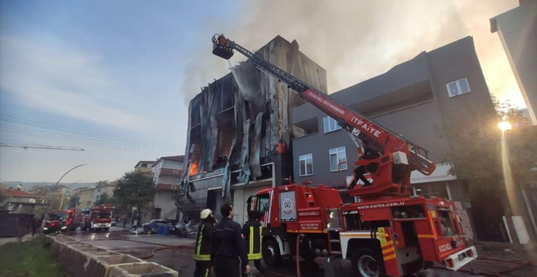 Kocaeli'de Parfüm Deposunda Yangın