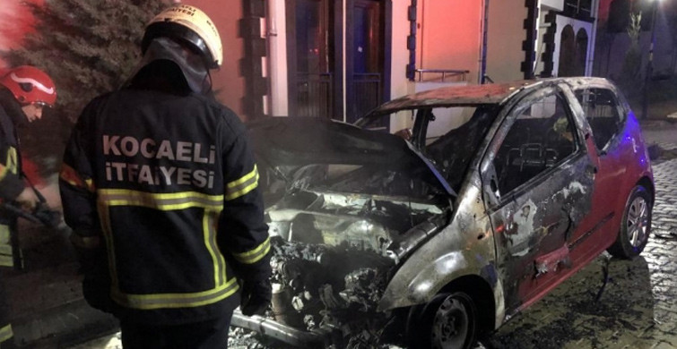 Kocaeli'de Park Halindeki Otomobil Yandı