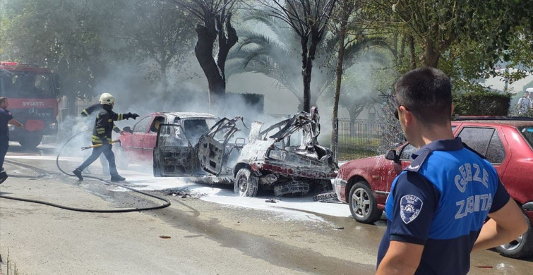 Kocaeli'de Park Halindeki İki Araç Yangında Kullanılamaz Hale Geldi