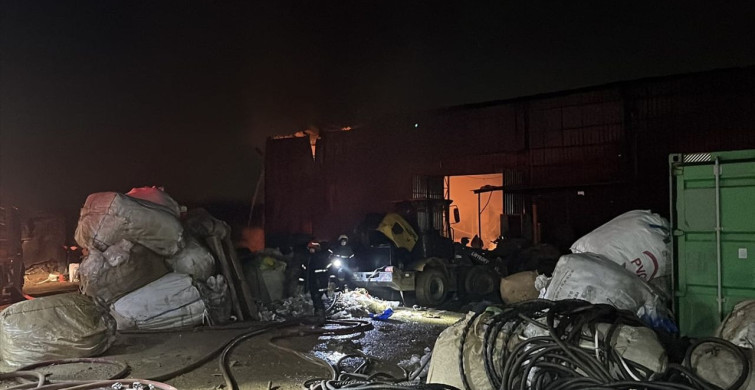 Kocaeli'de Plastik Atık Deposunda Yangın Kontrol Altına Alındı