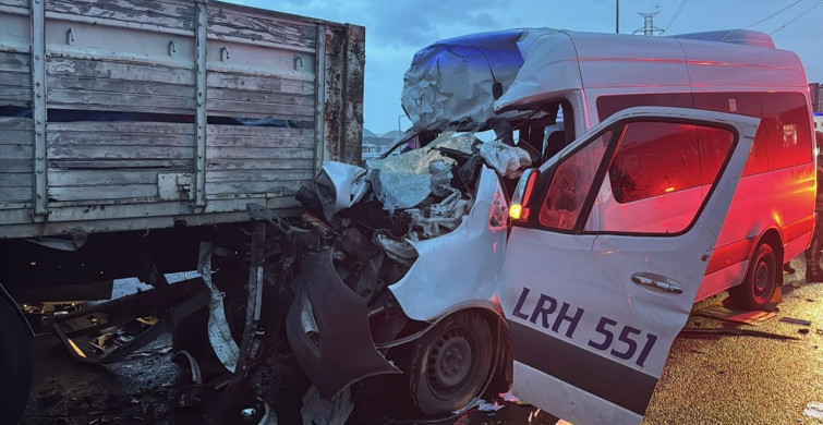 Kocaeli'de Servis Minibüsü ve Kamyon Çarpıştı: 7 Yaralı
