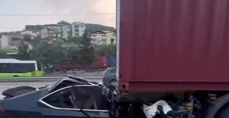 Kocaeli'de tıra arkadan çarpan otomobilin sürücüsü ve babası hayatını kaybetti