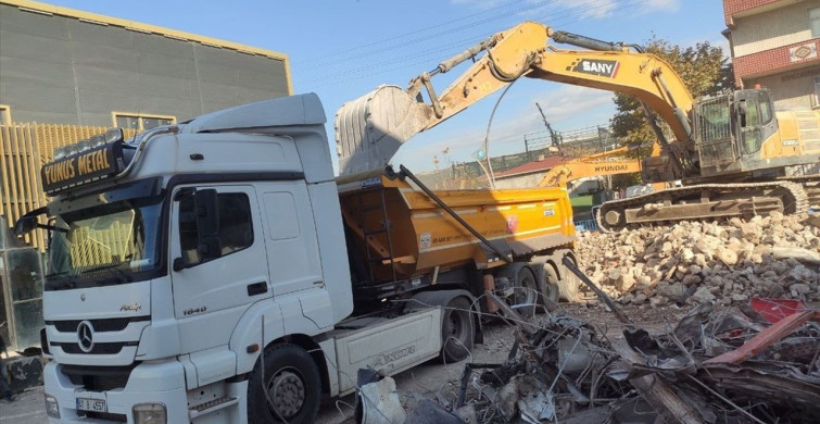 Kocaeli'de Yangın Faciasının Ardından Fabrika Yıkıldı