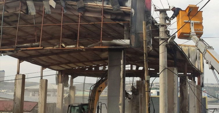 Kocaeli'de Yangın Faciasının Ardından Yıkım Çalışmaları Devam Ediyor