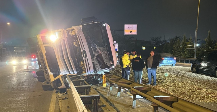 Kocaeli'de Yonga Yüklü Tır Devrildi, Trafik Aksadı