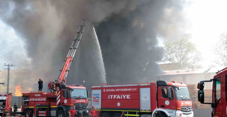 Kocaeli'deki boya fabrikasında yangın: Bir işçi hayatını kaybetti