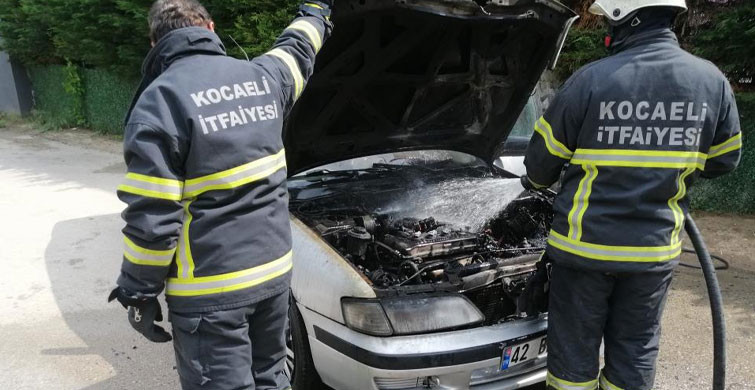 Kocaeli’nde Bir Çiftin Bindikleri Otomobil Aniden Alev Aldı