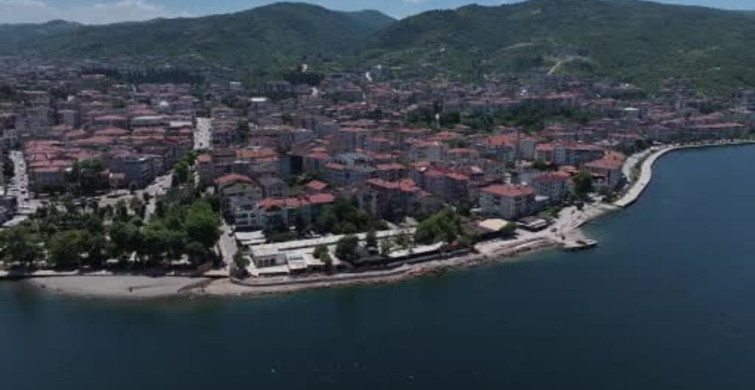 Kocaeli'nin Değirmendere sahilinde dalgakıran ve yol düzenleme çalışmaları tamamlanıyor