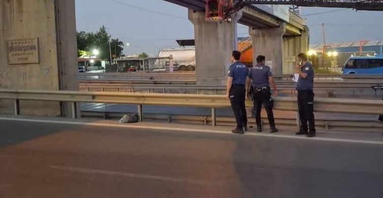 Kocaeli'nin Gebze ilçesinde bir şahıs üst geçitte yarı çıplak halde bulundu