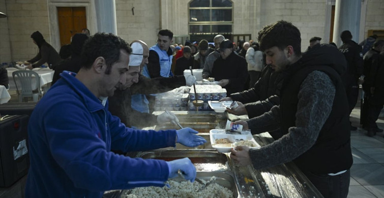 Kocatepe Camisi'nde Yüzlerce Kişi İftar Sofrasında Buluşuyor