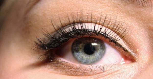 Kolay Eyeliner Çekmenin Yolları