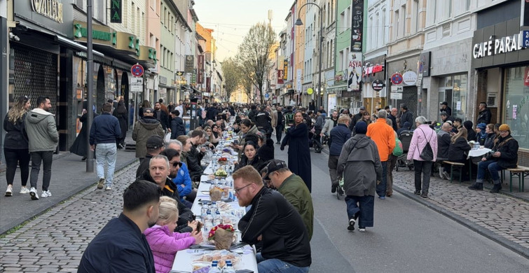 Köln'de Türkler ve Almanlar Sokak İftarında Bir Araya Geldi