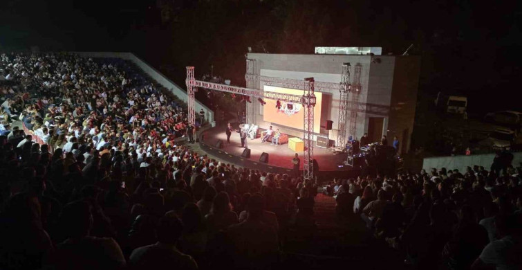 Komedyen Hayrettin, Karadeniz Ereğli’de izleyicilere kahkaha dolu bir gece yaşattı