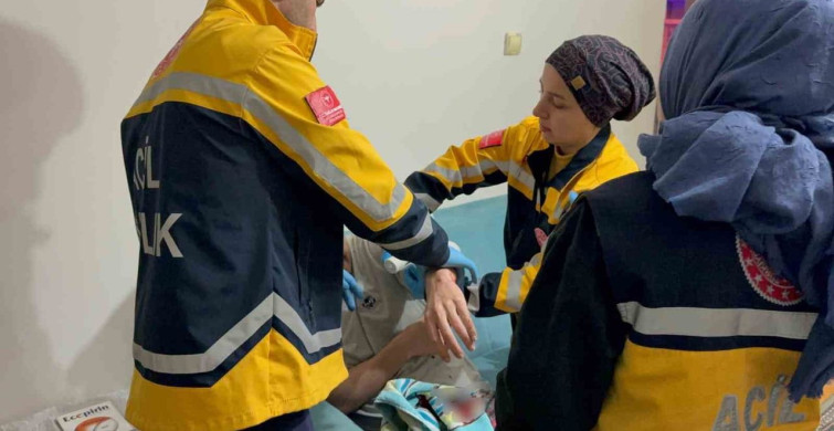 Komşusunun Baltalı Saldırısından Babasını Koruyan Genç Yaralandı