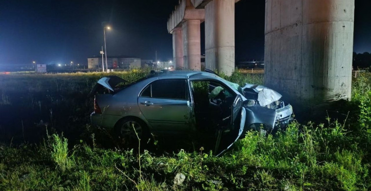 Kontrolden Çıkan Araç Köprü Ayağına Çarptı, 2 Yaralı
