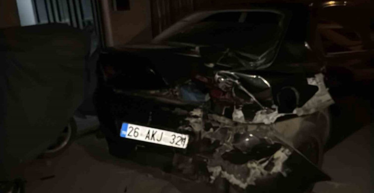 Kontrolden çıkan araç park halindeki motosiklet ve arabaya çarptı, yaralı var