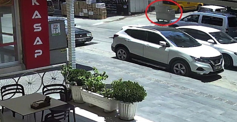 Kontrolden çıkan çöp konteyneri caddeye dalıp araca çarptı