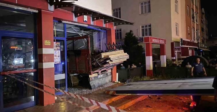 Kontrolden çıkan kamyon markete girdi: 1 ağır yaralı
