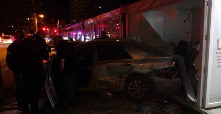 Kontrolden Çıkan Otomobil İş Yerine Daldı
