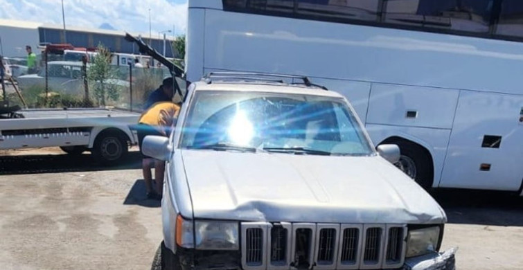 Kontrolden Çıkan Otomobil Kaza Yaptı, Ortalık Savaş Alanına Döndü