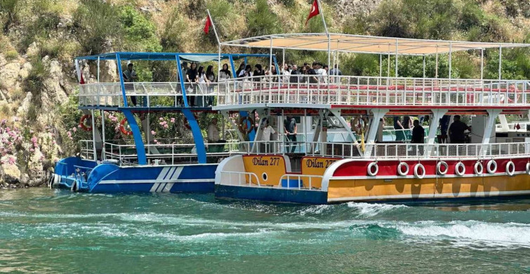 Kontrolden çıkan teknedeki turistler jandarma tarafından tahliye edildi
