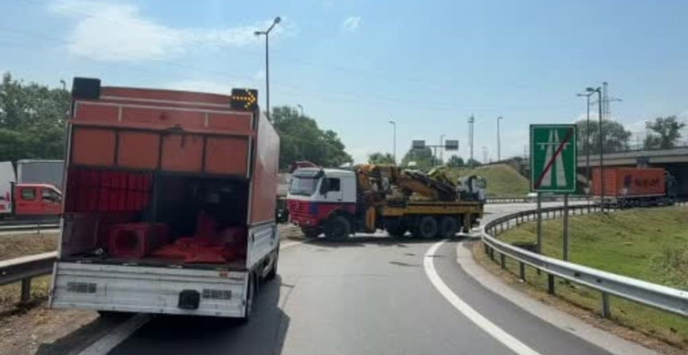 Kontrolden çıkan tır, ulaşımı aksattı