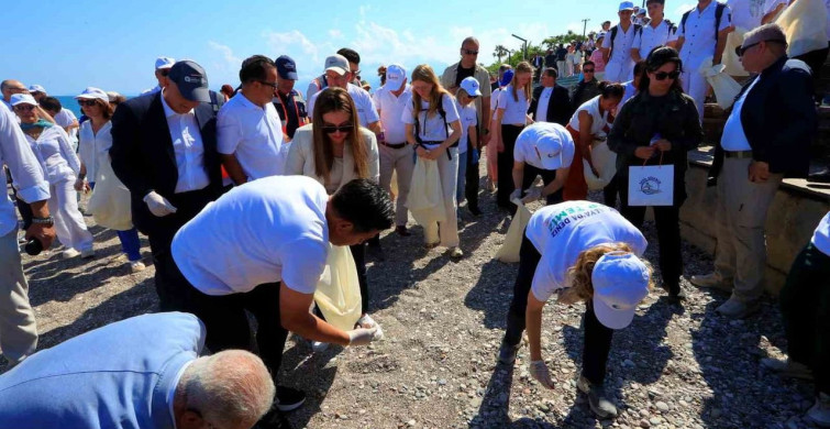Konyaaltı Sahili'nde İzmarit Temizliği