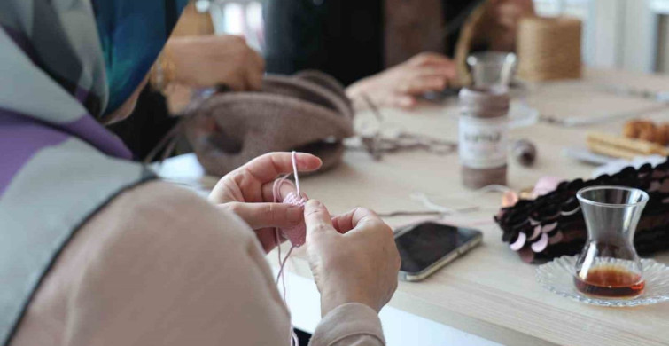 Konya'da anne ve kızı örgü kafe açarak hayallerini gerçeğe dönüştürdü