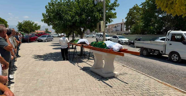 Konya'da cinayete kurban giden anne ve kızı son yolculuğuna uğurlandı