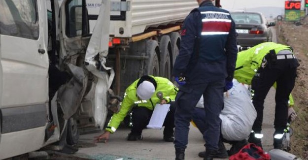 Konya'da Minibüs ve Tır Çarpıştı: 1 Kişi Hayatını Kaybetti, 3 Kişi Yaralı