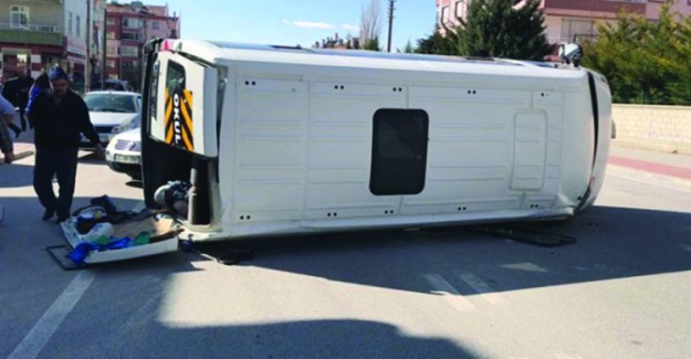 Konya'da Öğrenci Servisi İle Otomobil Çarpıştı