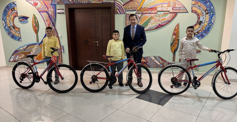 Konya'da Öğrencilere Bisiklet Hediyesi
