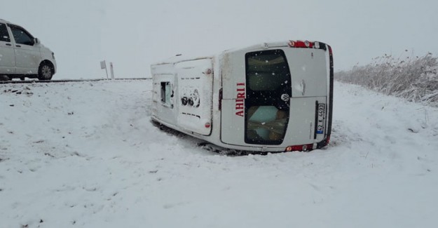 Konya'da Öğretmenleri Taşıyan Minibüsün Devrilmesi Sonucu 15 Kişi Yaralandı