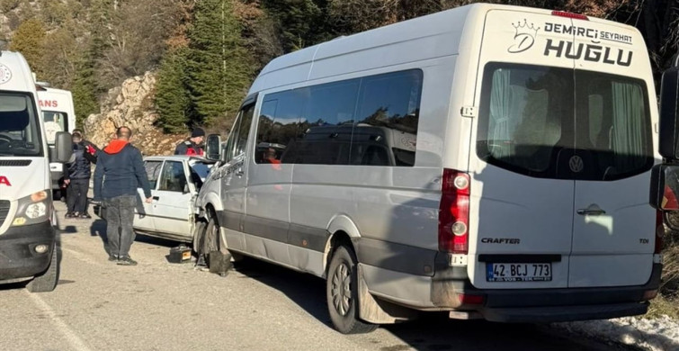 Konya'da Otomobil ve Minibüs Çarpıştı