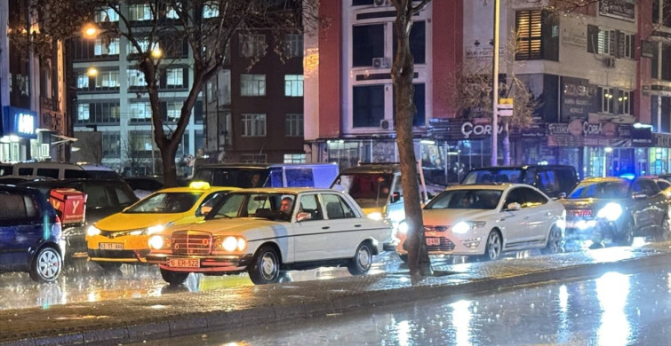 Konya'da Sağanak Yağış Hayatı Olumsuz Etkiliyor