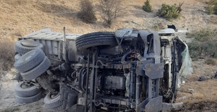 Konya'da Şarampole Devrilen Kamyonun Sürücüsü Hayatını Kaybetti