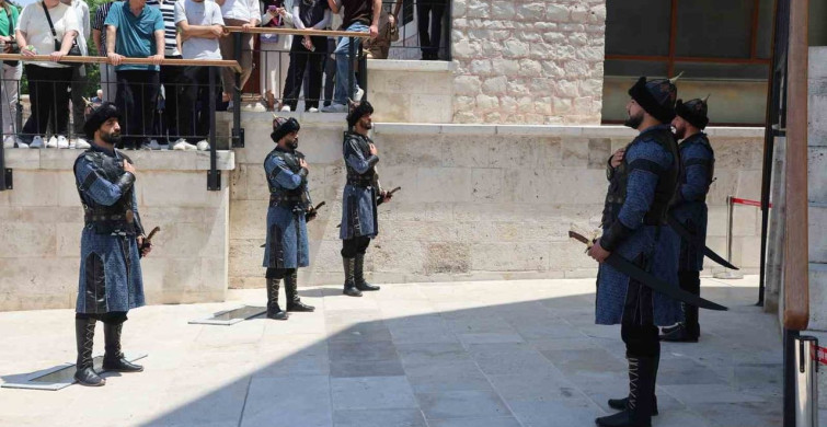 Konya’da Selçuklu sultanlar türbesi’nde saygı nöbeti değişimi