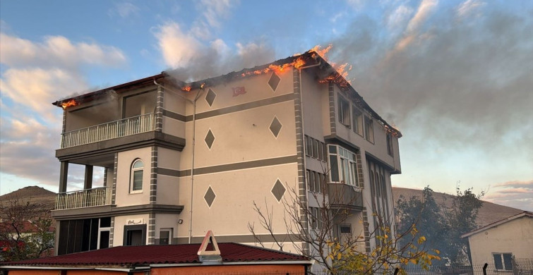 Konya'da Üç Katlı Binada Yangın Çıktı