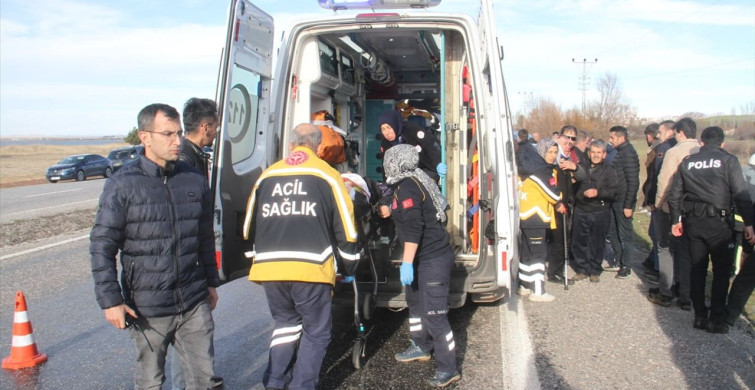 Konya'da Yüksek Gerilim Direğine Çarpan Otomobil Kazası
