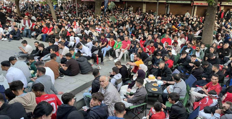 Konyalı vatandaşlar milli maç heyecanını dev ekranda yaşadı