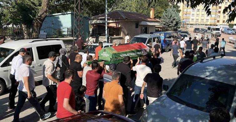 Konya’nın 'kırmızılı kadını' son yolculuğuna uğurlandı