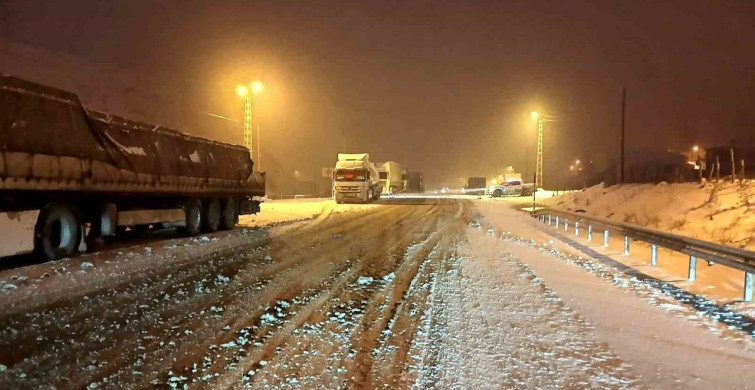Kop Dağı Geçidi'nde Buzlanma Ulaşımı Aksattı