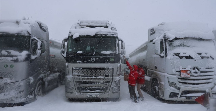 Kop Dağı Geçidi'nde Kar ve Tipi Ulaşımı Olumsuz Etkiliyor