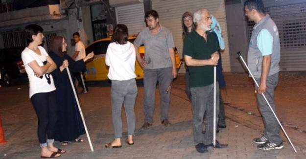 Köpeklerin İnsanlara Saldırdığı Mahallede Vatandaşlar Sopayla Nöbet Tutuyor