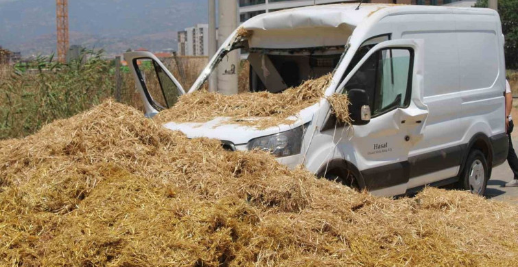 Köprüden düşen saman balyaları kamyonetin üzerine devrildi: 1 yaralı