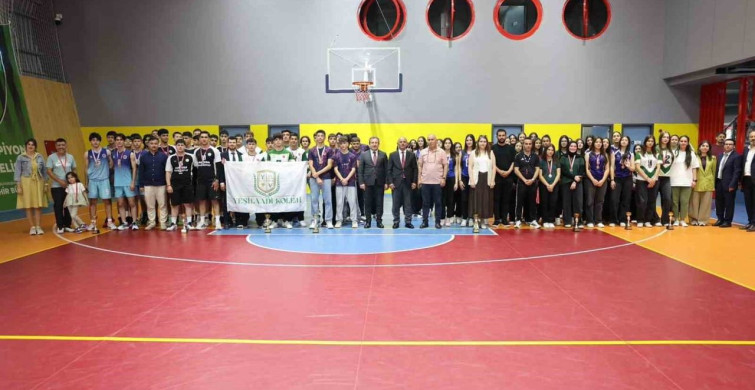 Körfez'de Liseler Arası Voleybol Turnuvası Şampiyonları Ödüllerini Aldı