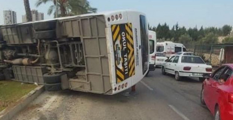 Korku dolu anlar: Okul servisi devrildi, 19 kişi yaralandı
